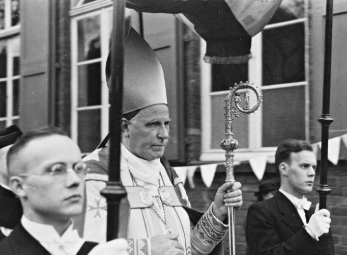 Clemens August von Galen bei einer Firmreise nach Dinslaken_März 1939_aus dem Nachlass von Prälat Roth