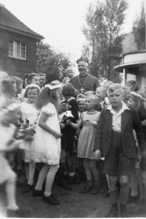 Clemens August von Galen bei einer Firmreise nach Oeding 1941_ Foto Gerritzen, Vreden