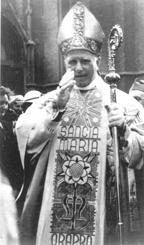 Clemens August von Galen vor der Marienbasilika_Juni 1942_mit Erlaubnis von Pfarrer Trautmann