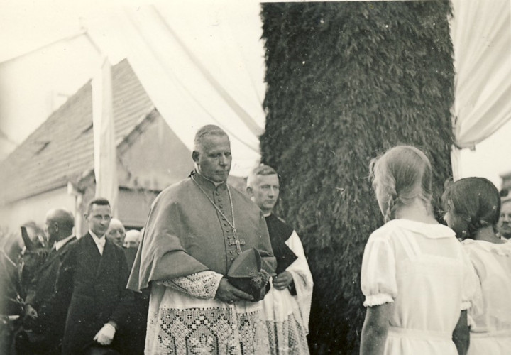 Junge Mädchen berüßen den Bischof Clemens August Graf von Galen_Ibbenbühren_Bischofstage_ Juli 1934_Robert Herkenhoff, Recke